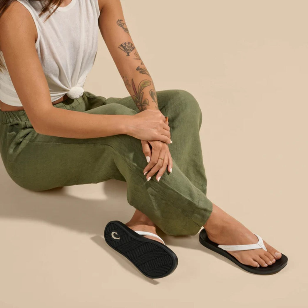 OLUKAI - UIKI (WOMENS) | BRIGHT WHITE/LAVA ROCK