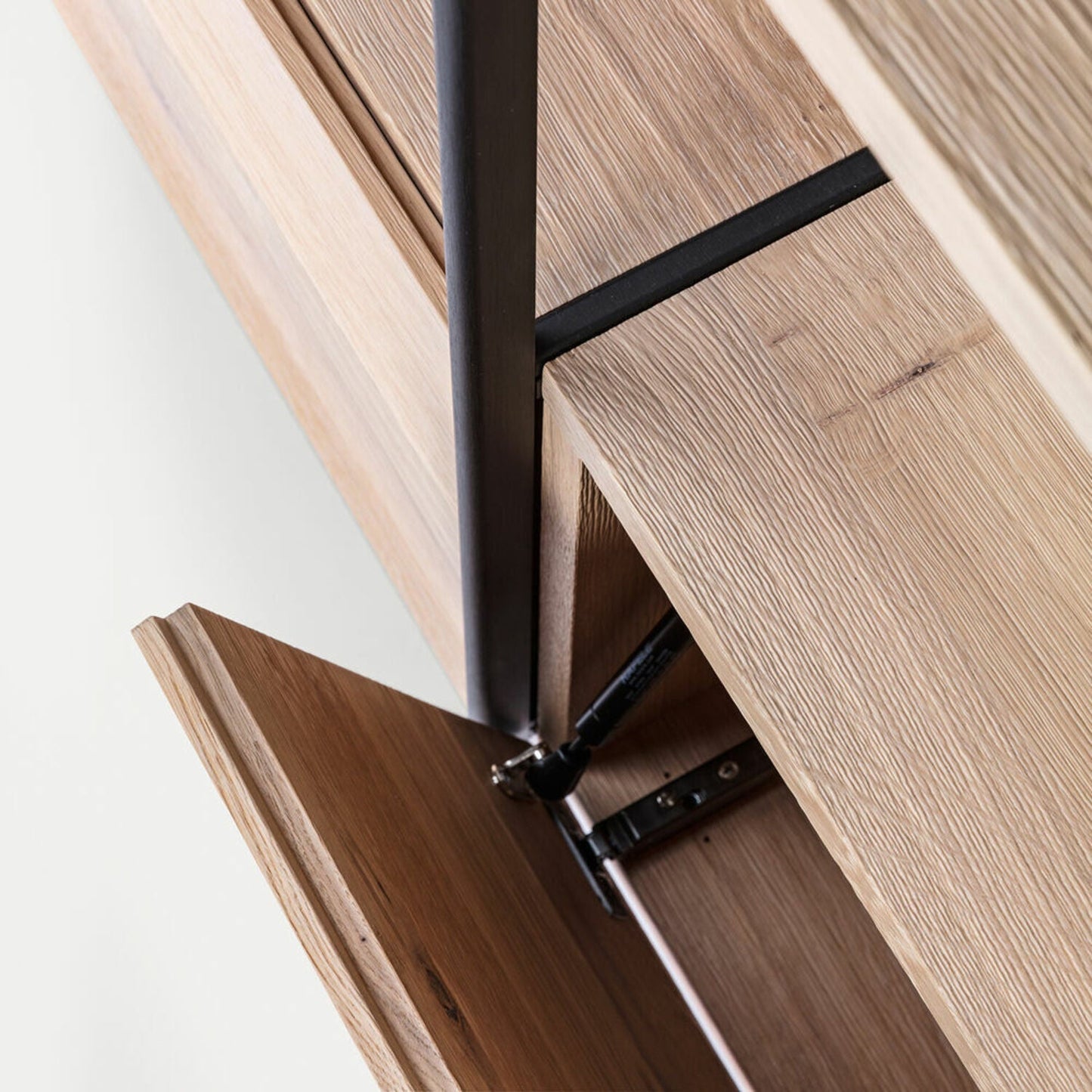 janua | bc 06 room 68 shelving system | 5x5 grid oak + black