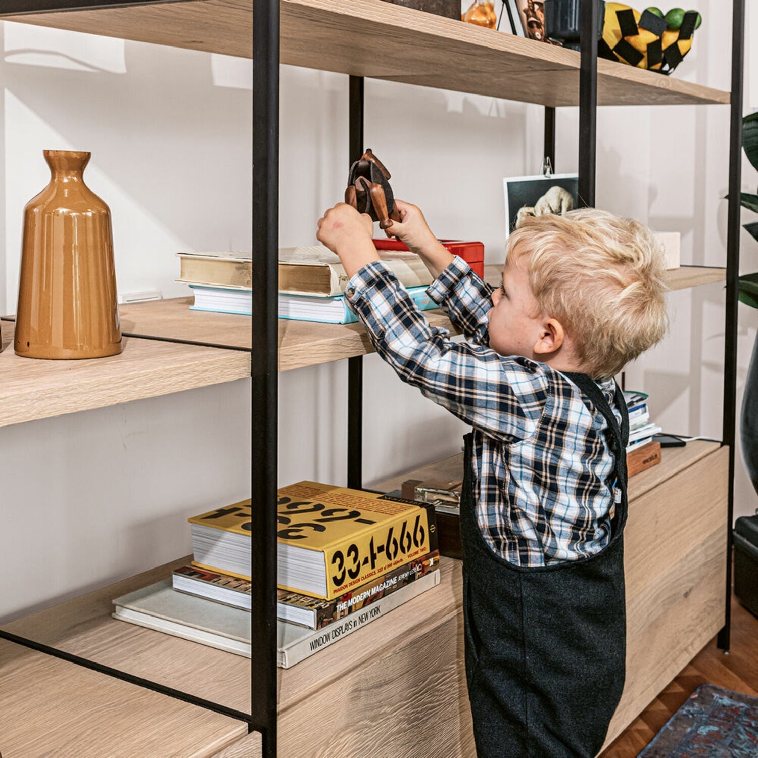 janua | bc 06 room 68 shelving system | 5x5 grid oak + black