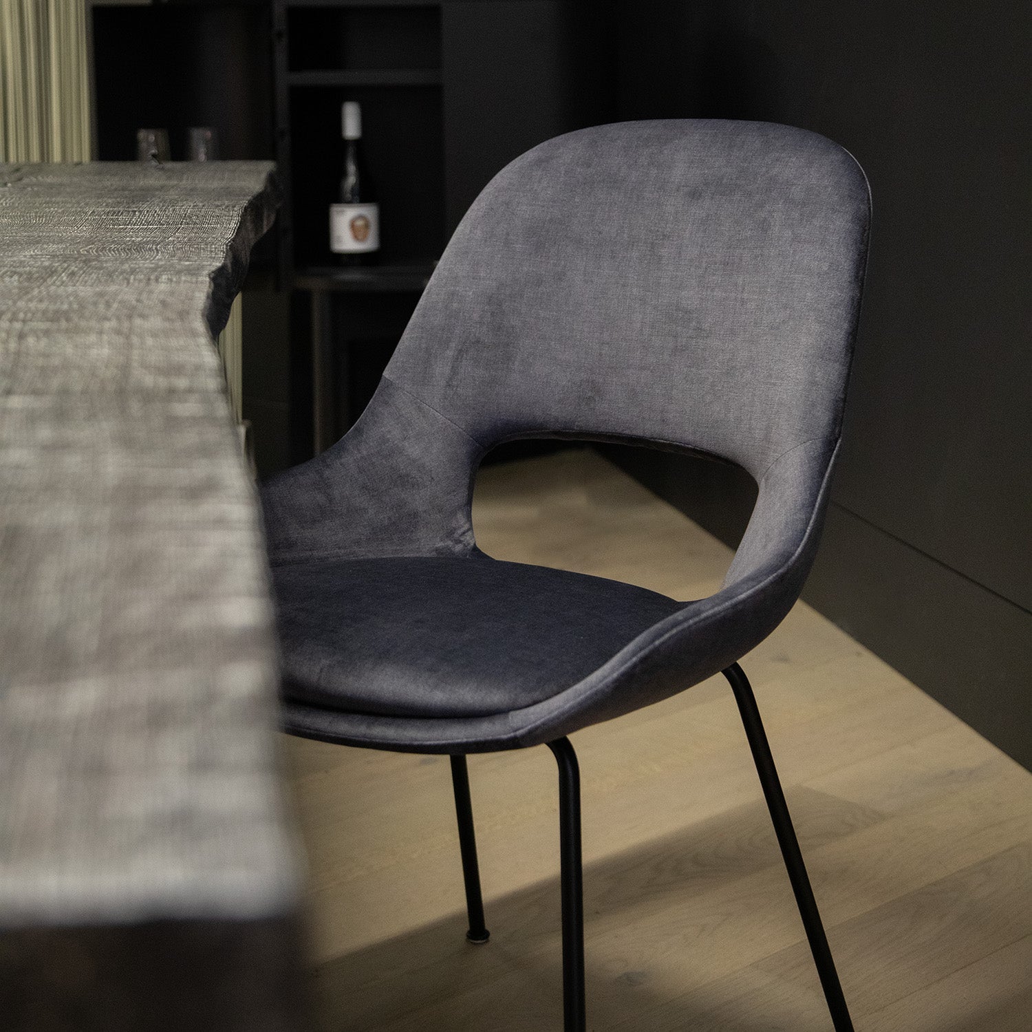 freifrau | theia armchair low | steel frame black | smart charbon