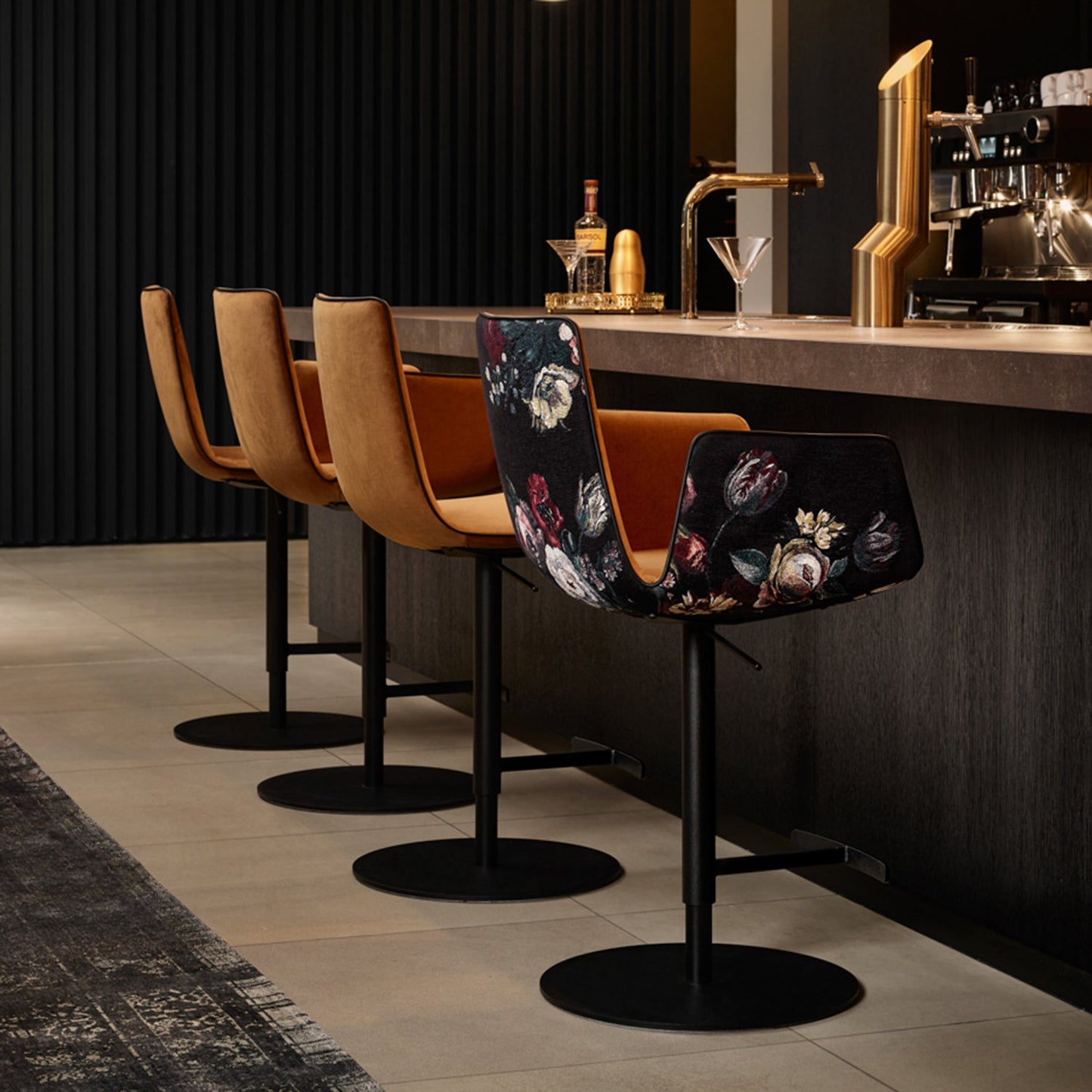 freifrau | amelia barstool high 82cm | wire frame deep black| riga m1 noir 18