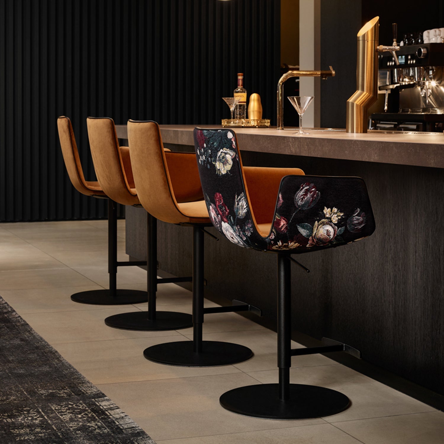 freifrau | amelia barstool high 82cm | wire frame deep black| riga m1 noir 18