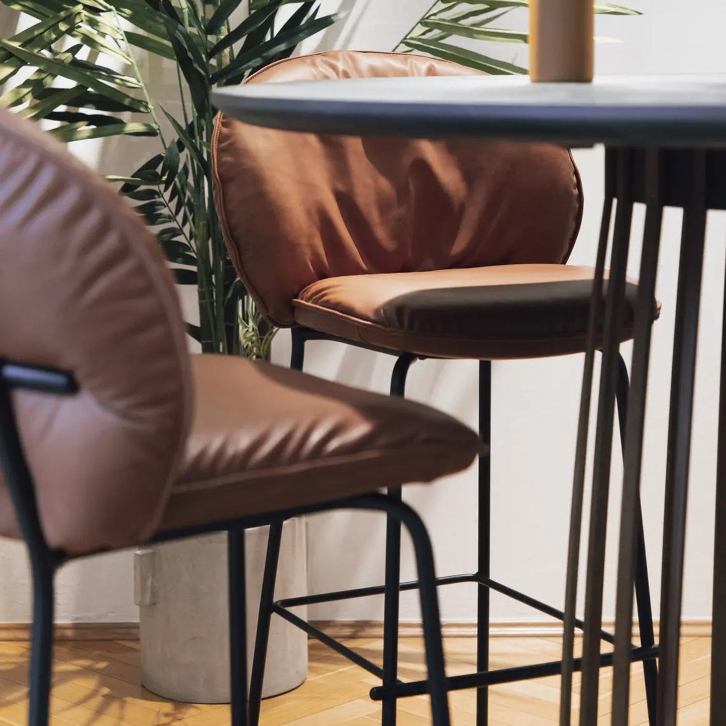 freifrau | marie barstool 82cm | steel frame deep black| sahara ebony 60009