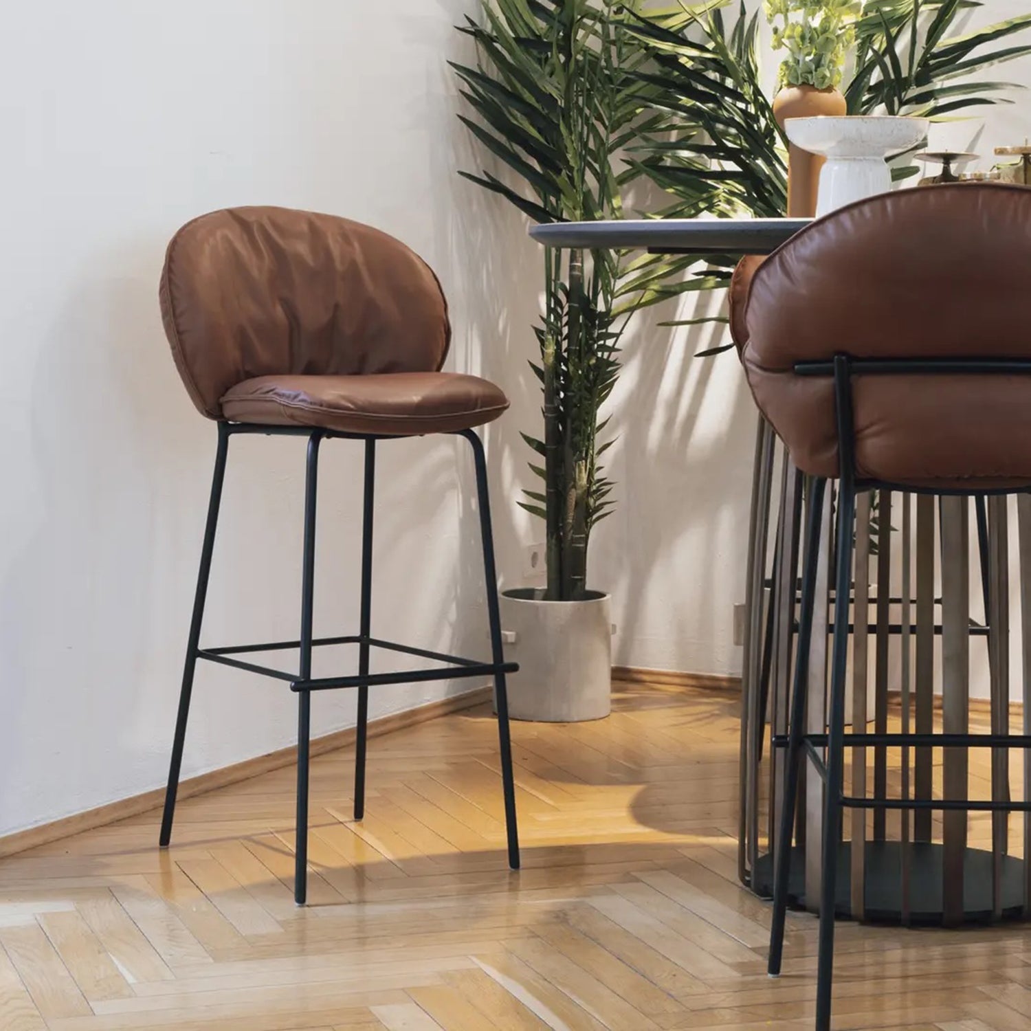freifrau | marie barstool 82cm | steel frame deep black| sahara ebony 60009