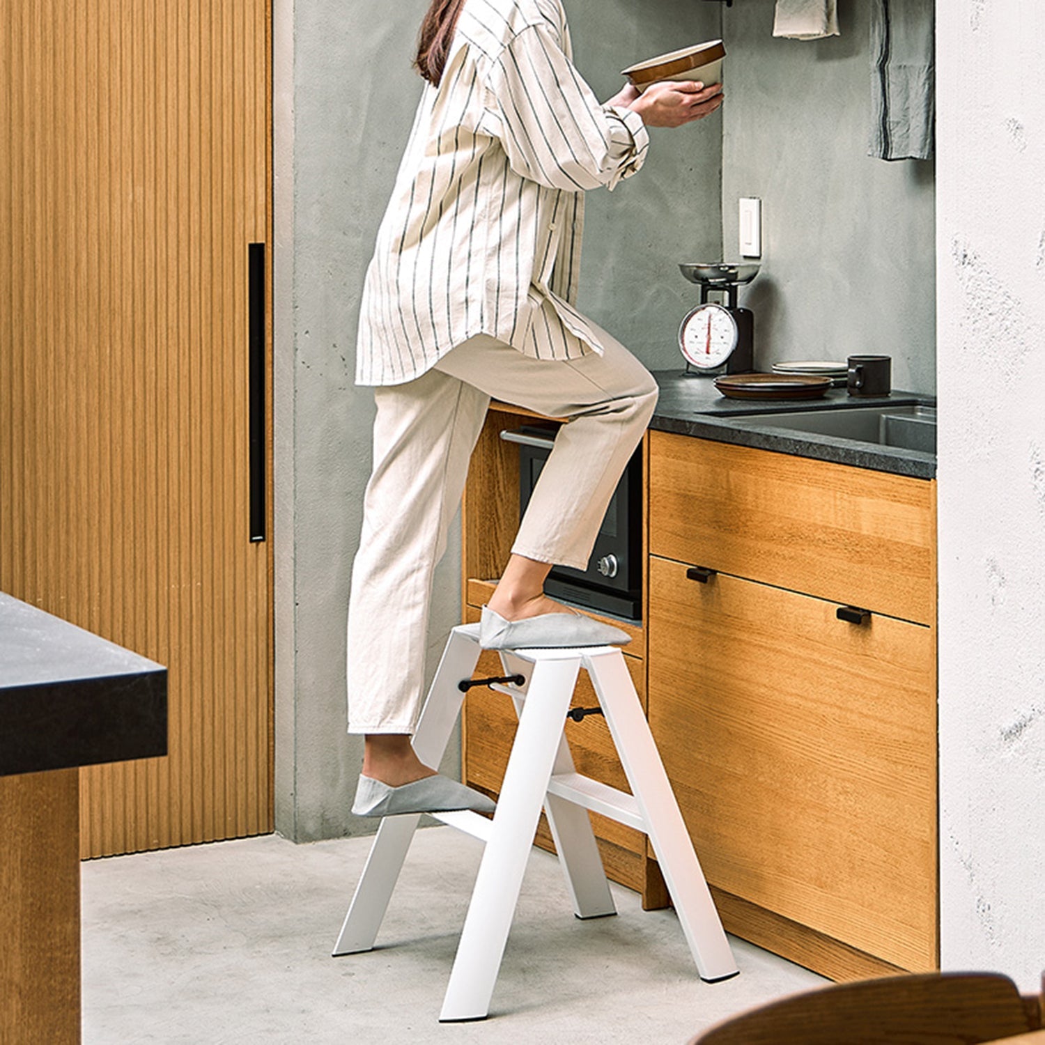 hasegawa | lucano 2 step ladder | white