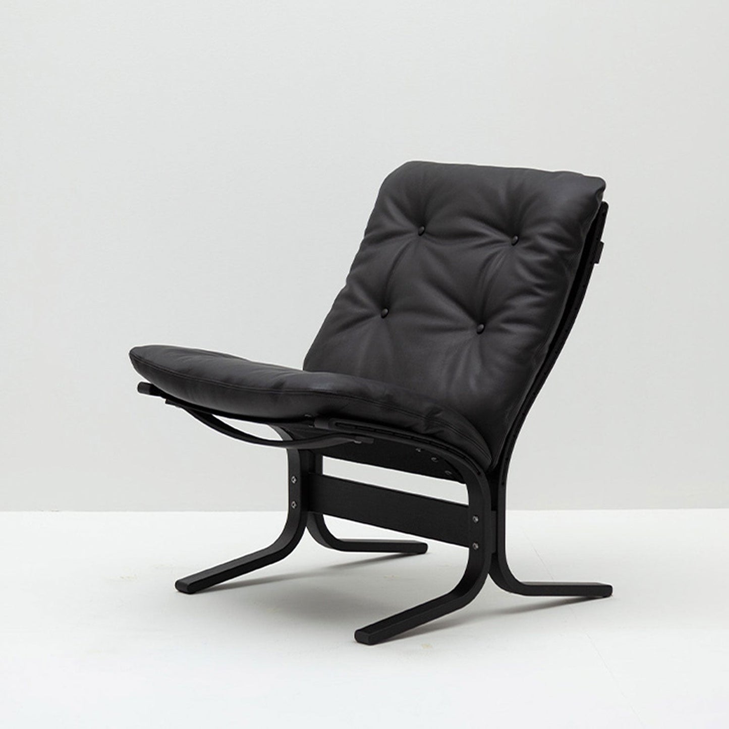 hjelle | siesta classic 302 chair | low back | black oak + hemsen HA19 leather