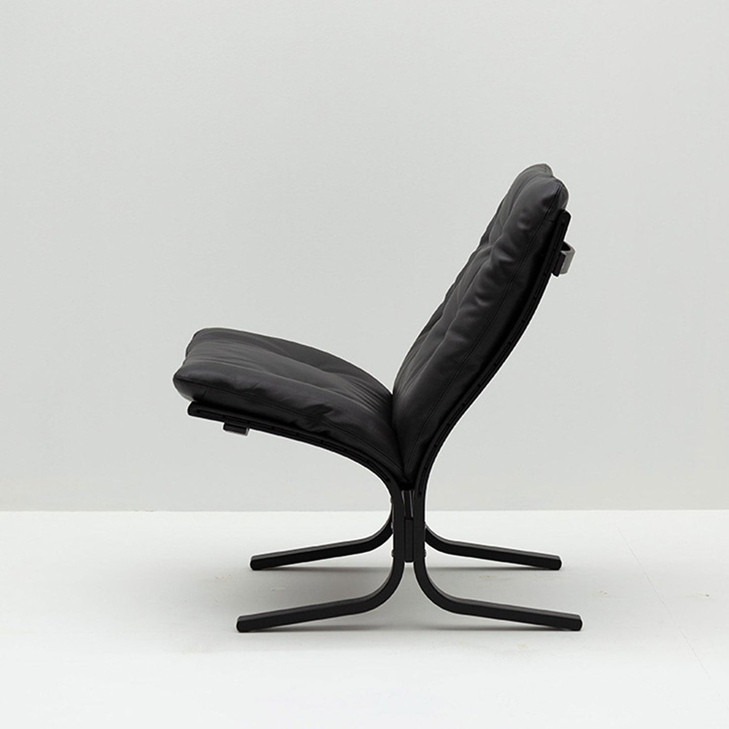 hjelle | siesta classic 302 chair | low back | black oak + hemsen HA19 leather