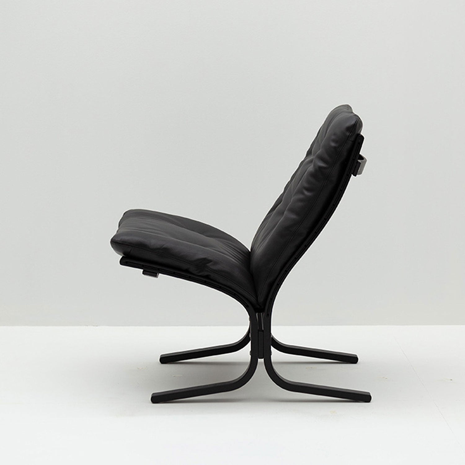 hjelle | siesta classic 302 chair | low back | black oak + hemsen HA19 leather