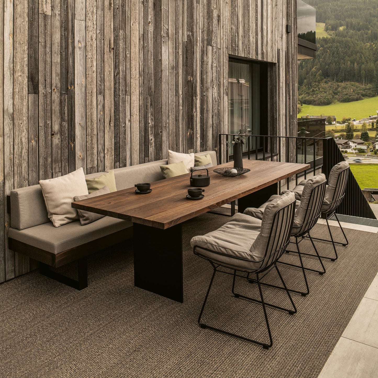 janua | bn 01 outdoor bench with backrest + wedge pillow | brushed chestnut sand + deep black base | natte charcoal chine 270cm
